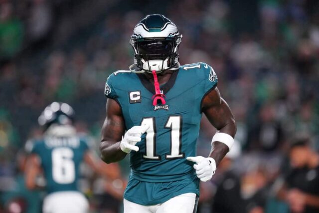 AJ Brown nº 11 do Philadelphia Eagles se aquece antes do jogo contra o Minnesota Vikings no Lincoln Financial Field em 14 de setembro de 2023 na Filadélfia, Pensilvânia.