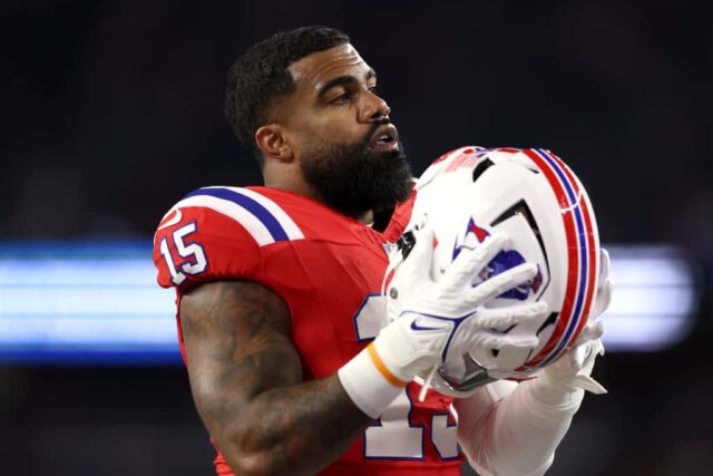 Ezekiel Elliott nº 15 do New England Patriots observa antes de um jogo contra o Miami Dolphins no Gillette Stadium em 17 de setembro de 2023 em Foxborough, Massachusetts.