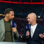 Rio Ferdinand conversa com o técnico do Manchester United, Erik ten Hag
