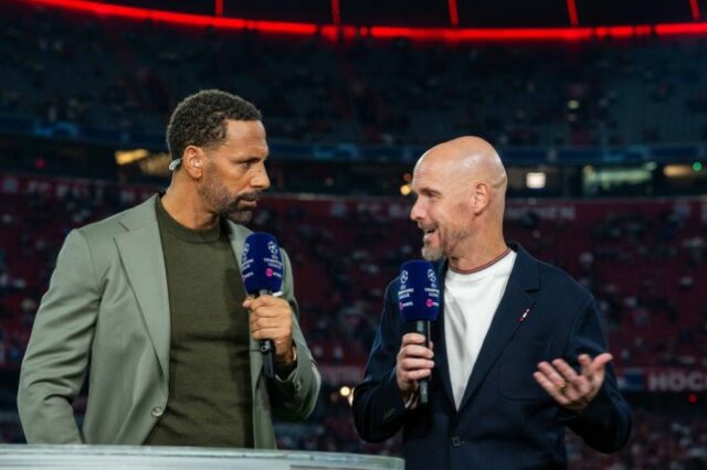 Rio Ferdinand conversa com o técnico do Manchester United, Erik ten Hag