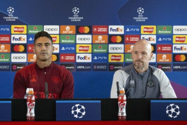 Erik ten Hag e Raphael Varane, do Manchester United, participam de uma coletiva de imprensa antes da partida da Liga dos Campeões contra o Galatasaray