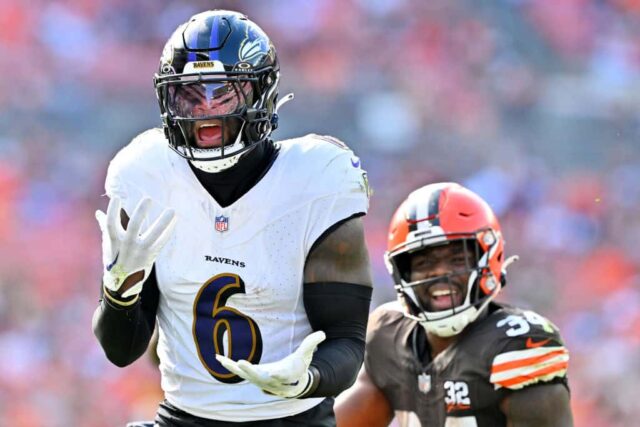 Patrick Queen nº 6 do Baltimore Ravens e Jerome Ford nº 34 do Cleveland Browns reagem durante o quarto período no Cleveland Browns Stadium em 01 de outubro de 2023 em Cleveland, Ohio. 