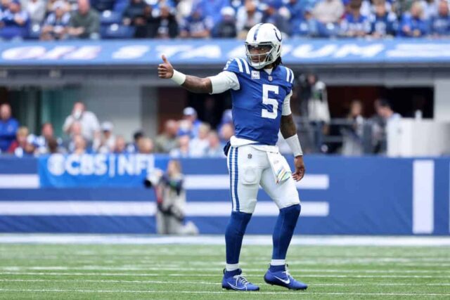 Anthony Richardson # 5 do Indianapolis Colts reage contra o Tennessee Titans durante o primeiro quarto no Lucas Oil Stadium em 8 de outubro de 2023 em Indianápolis, Indiana.