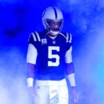Anthony Richardson # 5 do Indianapolis Colts sai do túnel antes do jogo contra o Tennessee Titans no Lucas Oil Stadium em 8 de outubro de 2023 em Indianápolis, Indiana.