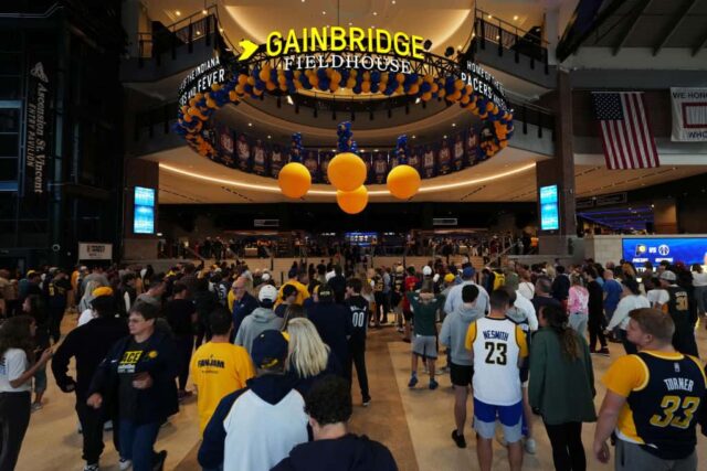 Os fãs entram na arena antes do jogo entre o Washington Wizards e o Indiana Pacers em Gainbridge Fieldhouse em 25 de outubro de 2023 em Indianápolis, Indiana.