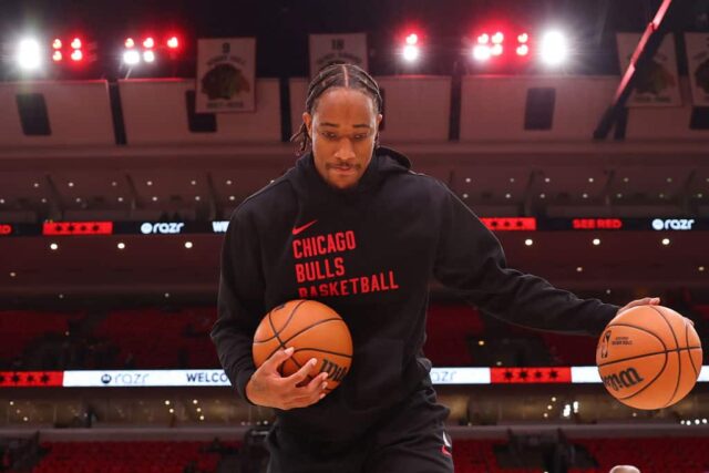 DeMar DeRozan #11 do Chicago Bulls se aquece antes do jogo contra o Oklahoma City Thunder no United Center em 25 de outubro de 2023 em Chicago, Illinois.