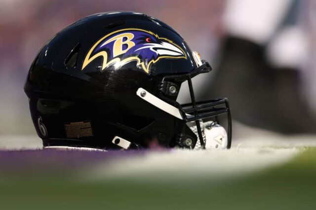 Vista geral do capacete do Baltimore Ravens em campo antes do jogo contra o Seattle Seahawks no M&T Bank Stadium em 5 de novembro de 2023 em Baltimore, Maryland.