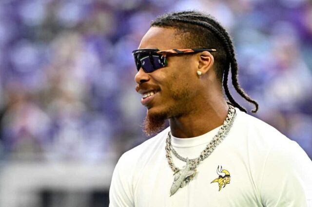 Justin Jefferson nº 18 do Minnesota Vikings em campo antes do jogo contra o New Orleans Saints no US Bank Stadium em 12 de novembro de 2023 em Minneapolis, Minnesota.