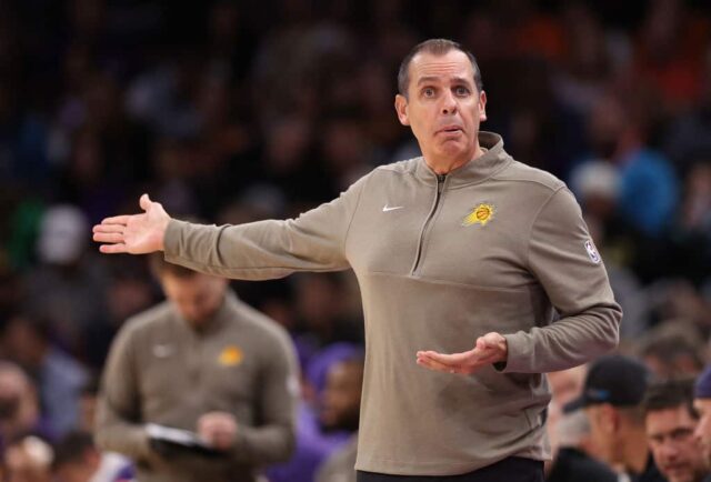 O técnico Frank Vogel, do Phoenix Suns, reage durante a primeira metade do jogo da NBA contra o Minnesota Timberwolves no Footprint Center em 15 de novembro de 2023 em Phoenix, Arizona.  Os Suns derrotaram os Timberwolves por 133-115.