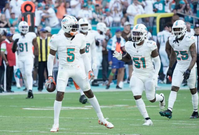 Jalen Ramsey nº 5 do Miami Dolphins comemora após uma interceptação durante o quarto período no jogo contra o Las Vegas Raiders no Hard Rock Stadium em 19 de novembro de 2023 em Miami Gardens, Flórida.