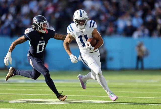 # 11 do Indianapolis Colts passa a bola por Sean Murphy-Bunting # 0 do Tennessee Titans durante o segundo tempo no Nissan Stadium em 3 de dezembro de 2023 em Nashville, Tennessee.