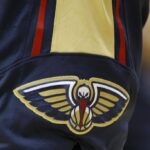 Uma foto detalhada do logotipo do pelicano no short Arinze Onuaku # 21 do New Orleans Pelicans em um jogo de pré-temporada da NBA contra o Houston Rockets em 5 de outubro de 2013 no Toyota Center em Houston, Texas.  Os Pelicanos venceram por 116 a 115.