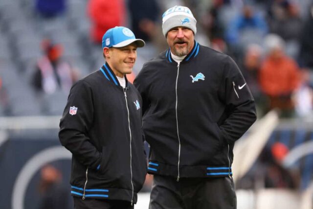 O técnico Dan Campbell, do Detroit Lions, fala com o coordenador ofensivo Ben Johnson antes do jogo contra o Chicago Bears no Soldier Field em 10 de dezembro de 2023 em Chicago, Illinois.