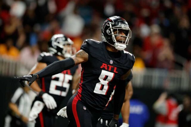 Kyle Pitts # 8 do Atlanta Falcons reage após marcar um touchdown durante o primeiro tempo contra o Tampa Bay Buccaneers no Mercedes-Benz Stadium em 10 de dezembro de 2023 em Atlanta, Geórgia.