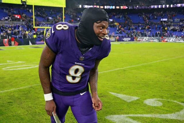 Lamar Jackson nº 8 do Baltimore Ravens comemora a vitória sobre o Los Angeles Rams no M&T Bank Stadium em 10 de dezembro de 2023 em Baltimore, Maryland.