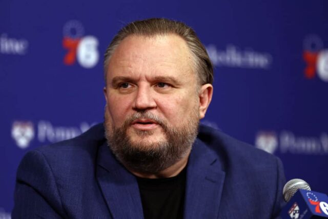 O presidente de operações de basquete, Daryl Morey, participa de uma coletiva de imprensa antes de um jogo entre o Philadelphia Flyers e o Washington Capitals no Wells Fargo Center em 15 de dezembro de 2023 na Filadélfia, Pensilvânia.