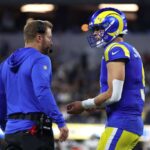 O técnico Sean McVay e Matthew Stafford # 9 do Los Angeles Rams conversam nos bastidores contra o New Orleans Saints durante o quarto quarto do jogo no SoFi Stadium em 21 de dezembro de 2023 em Inglewood, Califórnia.