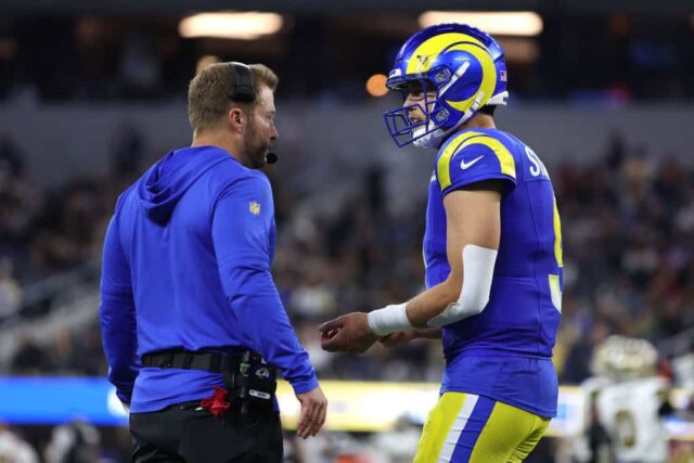 O técnico Sean McVay e Matthew Stafford # 9 do Los Angeles Rams conversam nos bastidores contra o New Orleans Saints durante o quarto quarto do jogo no SoFi Stadium em 21 de dezembro de 2023 em Inglewood, Califórnia. 