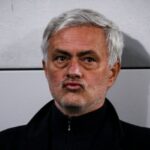 José Mourinho fotografado trabalhando como técnico da Roma durante uma partida da Série A contra a Juventus em 2023