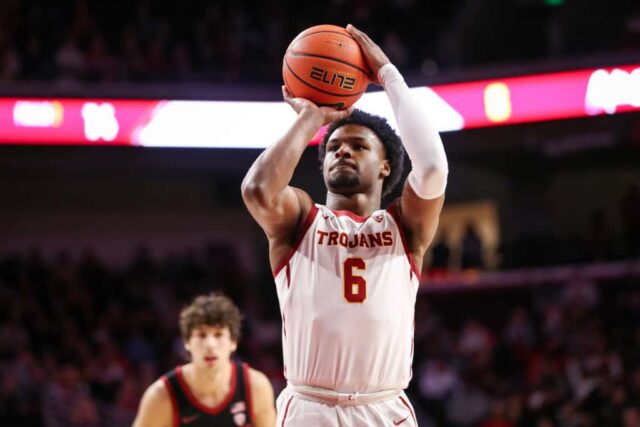 Bronny James # 6 dos Trojans da USC arremessa um lance livre no primeiro tempo contra o Stanford Cardinal no Galen Center em 6 de janeiro de 2024 em Los Angeles, Califórnia.