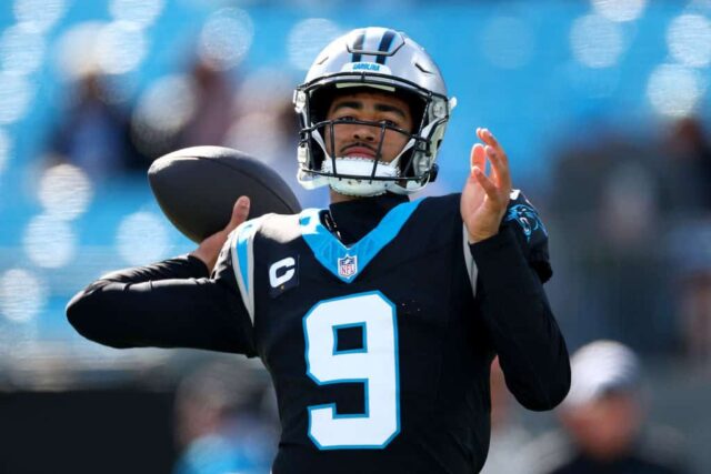 Bryce Young nº 9 do Carolina Panthers se aquece antes do jogo contra o Tampa Bay Buccaneers no Bank of America Stadium em 7 de janeiro de 2024 em Charlotte, Carolina do Norte. 