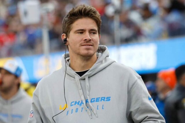 Justin Herbert, nº 10 do Los Angeles Chargers, observa do lado de fora durante um jogo contra o Kansas City Chiefs no SoFi Stadium em 7 de janeiro de 2024 em Inglewood, Califórnia. 