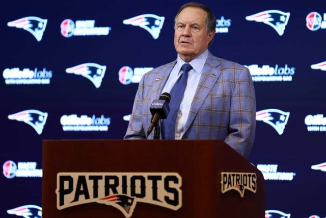 O técnico Bill Belichick, do New England Patriots, fala à mídia durante uma coletiva de imprensa no Gillette Stadium em 11 de janeiro de 2024 em Foxborough, Massachusetts.  Belichick anunciou que está deixando o cargo de técnico após 24 temporadas no time.