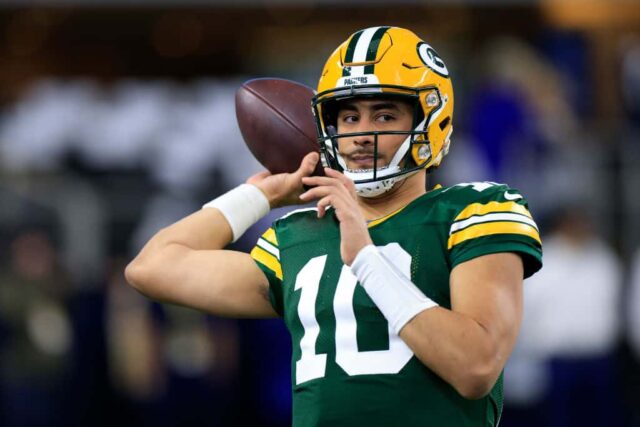 Jordan Love nº 10 do Green Bay Packers participa de aquecimentos antes dos playoffs do NFC Wild Card contra o Dallas Cowboys no AT&T Stadium em 14 de janeiro de 2024 em Arlington, Texas.