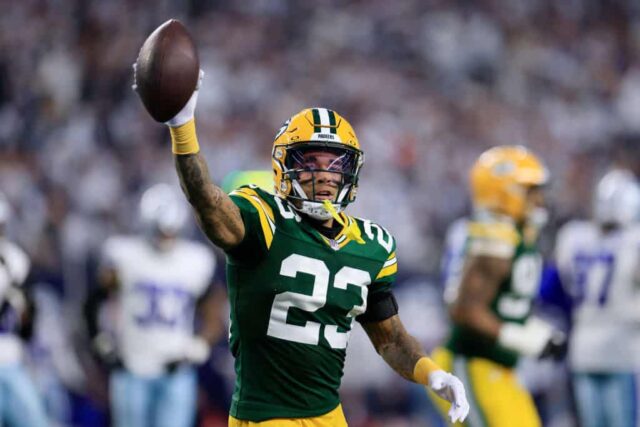 Jaire Alexander #23 do Green Bay Packers reage a uma interceptação durante o primeiro quarto contra o Dallas Cowboys no jogo NFC Wild Card Playoff no AT&T Stadium em 14 de janeiro de 2024 em Arlington, Texas.