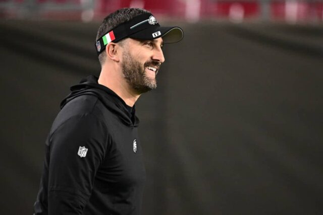 O técnico Nick Sirianni, do Philadelphia Eagles, assiste antes dos playoffs do NFC Wild Card contra o Tampa Bay Buccaneers no Raymond James Stadium em 15 de janeiro de 2024 em Tampa, Flórida.