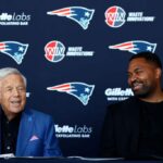 O proprietário Robert Kraft e o recém-nomeado técnico Jerod Mayo do New England Patriots falam à mídia durante uma coletiva de imprensa no Gillette Stadium em 17 de janeiro de 2024 em Foxborough, Massachusetts.