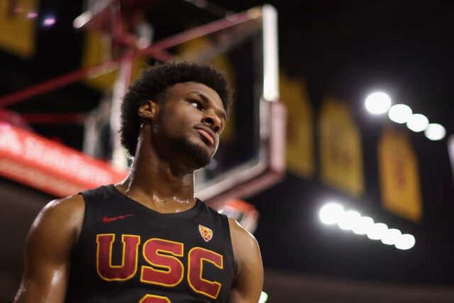 Bronny James nº 6 dos Trojans da USC reage durante a primeira metade do jogo da NCAAB contra o Arizona State Sun Devils na Desert Financial Arena em 20 de janeiro de 2024 em Tempe, Arizona.