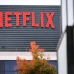 O logotipo da Netflix será exibido nos escritórios da Netflix em 24 de janeiro de 2024 em Los Angeles, Califórnia.  As ações da Netflix saltaram mais de dez por cento nas negociações de hoje, depois que a empresa anunciou que adicionou mais de 13 milhões de assinantes no quarto trimestre.