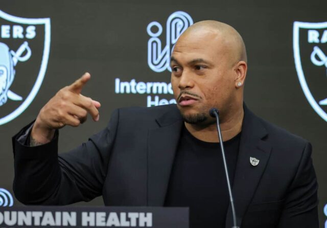 Antonio Pierce fala ao ser apresentado como treinador principal do Las Vegas Raiders durante uma coletiva de imprensa que também apresenta Tom Telesco como gerente geral da equipe no Las Vegas Raiders Headquarters/Intermountain Healthcare Performance Center em 24 de janeiro de 2024 em Henderson, Nevada.