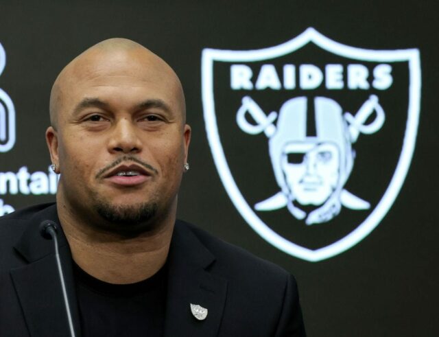 Antonio Pierce fala ao ser apresentado como treinador principal do Las Vegas Raiders durante uma coletiva de imprensa que também apresenta Tom Telesco como gerente geral da equipe no Las Vegas Raiders Headquarters/Intermountain Healthcare Performance Center em 24 de janeiro de 2024 em Henderson, Nevada.