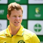 O astro do críquete australiano Steve Smith fala com a mídia