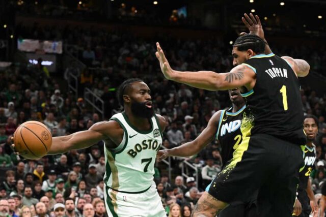 Jaylen Brown nº 7 do Boston Celtics ultrapassa Obi Toppin nº 1 do Indiana Pacers durante o quarto período no TD Garden em 30 de janeiro de 2024 em Boston, Massachusetts.