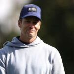 O ex-quarterback da NFL Tom Brady observa durante a primeira rodada do AT&T Pebble Beach Pro-Am em Pebble Beach Golf Links em 1º de fevereiro de 2024 em Pebble Beach, Califórnia.