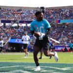 Tyreek Hill # 10 do Miami Dolphins e AFC corre a bola para um touchdown durante os jogos NFL Pro Bowl de 2024 no Camping World Stadium em 4 de fevereiro de 2024 em Orlando, Flórida.