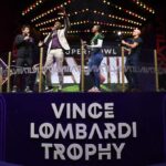 O ex-jogador da NFL Jerry Rice cumprimenta os fãs após entregar o Troféu Vince Lombardi de um caminhão FedEx em seu lugar dentro do Super Bowl Experience no Mandalay Bay Convention Center em 7 de fevereiro de 2024 em Las Vegas, Nevada.