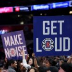 Torcedores do LA Clippers assinam durante a vitória do New Orleans Pelicans por 117-106 na Crypto.com Arena em 7 de fevereiro de 2024 em Los Angeles, Califórnia.