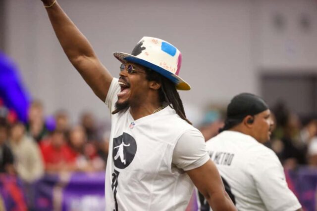 O ex-quarterback da NFL Cam Newton comemora durante um jogo de futebol americano de celebridades no Mandalay Bay Convention Center em 9 de fevereiro de 2024 em Las Vegas, Nevada.