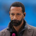A lenda do Man United, Rio Ferdinand, retratada trabalhando como comentarista da TNT Sports