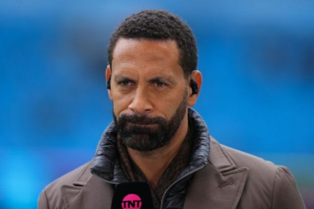 A lenda do Man United, Rio Ferdinand, retratada trabalhando como comentarista da TNT Sports