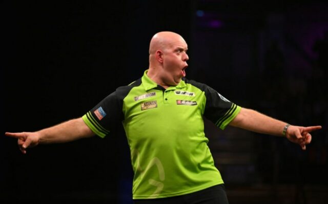 Michael Van Gerwen comemora após derrotar Luke Littler em Newcastle