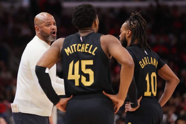 O técnico JB Bickerstaff do Cleveland Cavaliers conversa com Donovan Mitchell #45 e Darius Garland #10 contra o Chicago Bulls durante o segundo tempo no United Center em 28 de fevereiro de 2024 em Chicago, Illinois.