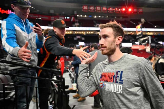 Gordon Hayward nº 33 dos torcedores do Oklahoma City Thunder cumprimentando após o jogo contra o Portland Trail Blazers no Moda Center em 06 de março de 2024 em Portland, Oregon.  O Oklahoma City Thunder venceu por 128-120.