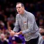 O técnico Frank Vogel, do Phoenix Suns, reage depois que nenhuma falta foi marcada em uma jogada durante o segundo tempo contra o Boston Celtics no Footprint Center em 9 de março de 2024 em Phoenix, Arizona.