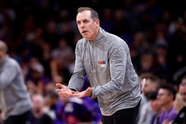 O técnico Frank Vogel, do Phoenix Suns, reage depois que nenhuma falta foi marcada em uma jogada durante o segundo tempo contra o Boston Celtics no Footprint Center em 9 de março de 2024 em Phoenix, Arizona.
