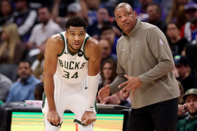 Giannis Antetokounmpo #34 conversa com o técnico do Milwaukee Bucks, Doc Rivers, durante o jogo contra o Sacramento Kings no Golden 1 Center em 12 de março de 2024 em Sacramento, Califórnia.